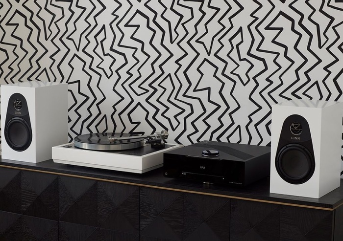 Linn 119 White Displayed with turntable and DSM